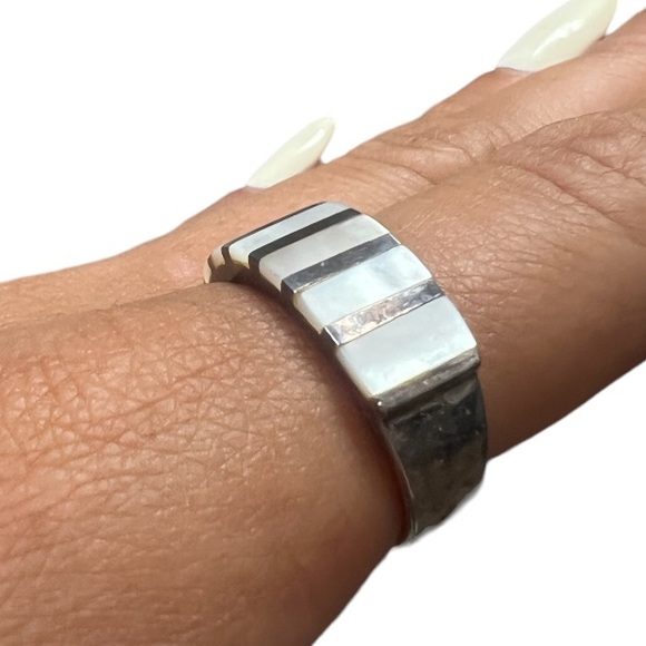 Sterling Silver Ring with Mother of Pearl Inlay Accents Sz 8.5 - Picture 2 of 3